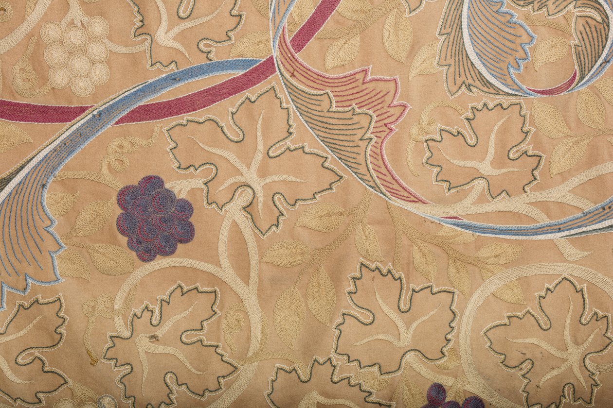 Detalj av den broderte dosalen designet av William Morris, utstilt på østveggen til priorykirkens kor (bilde) av Unbekannter Künstler