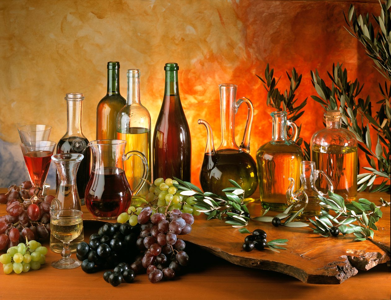 Kosthold: stilleben med vinkaraffer, drueklaser, oljeflasker og oliven. av William M. Timlin