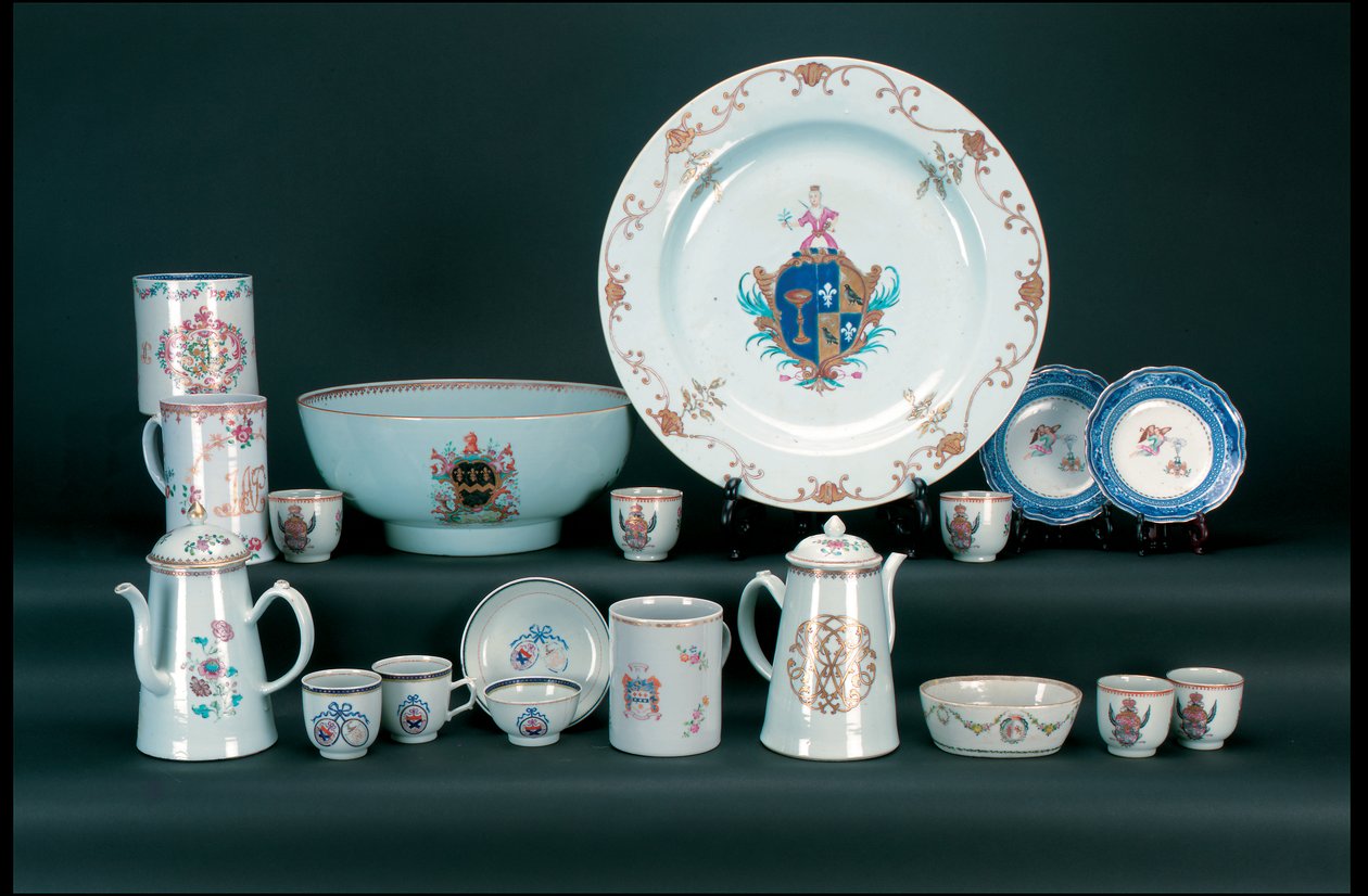 Middagsservering inkludert et par famille rose armorial tallerkener av Unbekannt