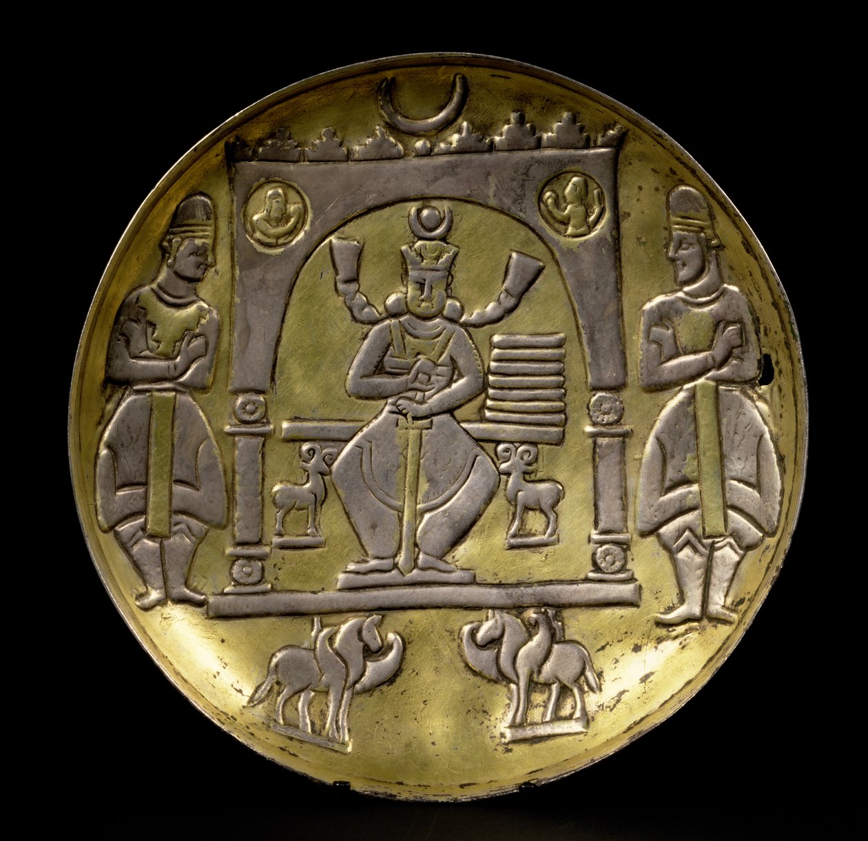 Fat som viser en tronende konge flankert av to små steinbukker som sitter i en paviljong støttet av to bevingede hester med to ledsagere, på en ringbase, Sasanian (3.-7. århundre e.Kr.) (forgylt sølv) av Unbekannt