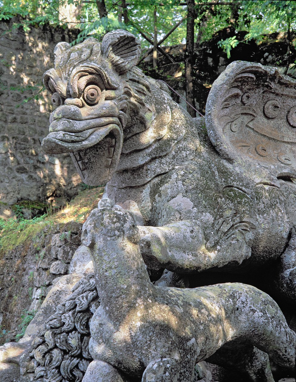Drageangripende løve, detaljer, skulptur fra Parco dei Mostri (monsterparken) hager anlagt mellom 1550-63 av hertugen av Orsini, til design av Giacomo Barozzi da Vignola (1507-73) (stein) (bilde) (se også 98890-92) av Unbekannt