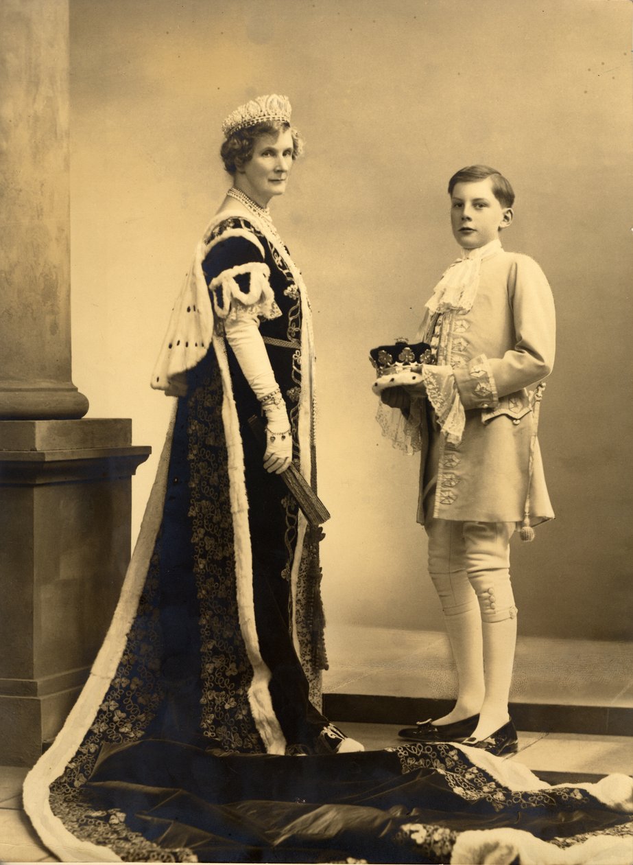 Hertuginne Evelyn og Michael Baillie ved kroningen av George VI, av Speight Ltd av William M. Timlin