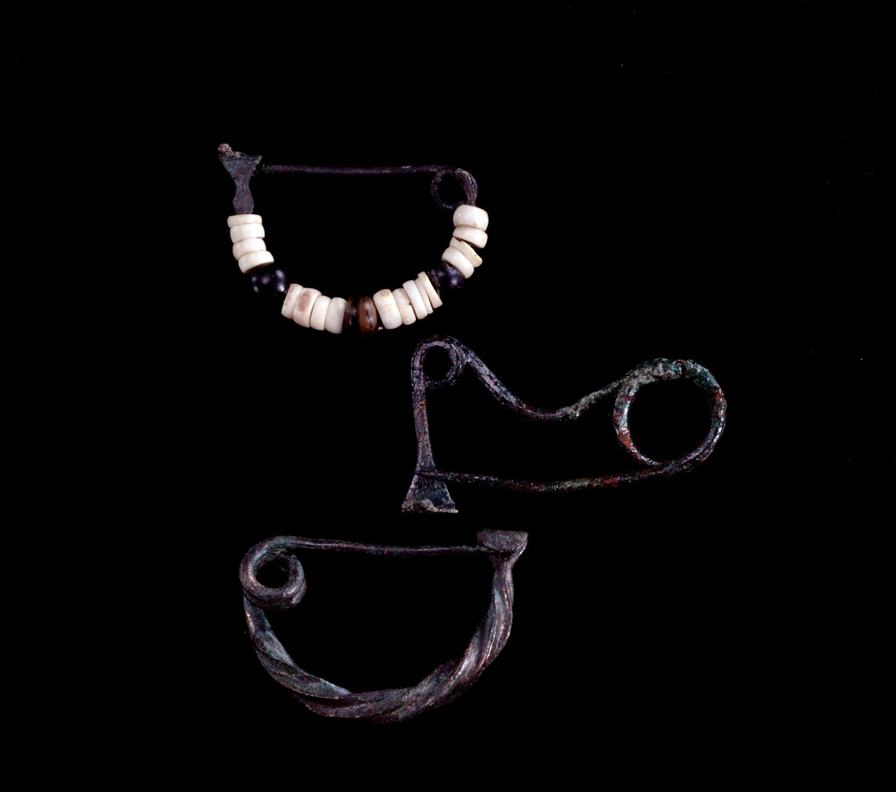 Etruskisk kunst: tre typer bronsefibuler fra graven 59 av Poggio Selciatello, Pian della Regina, Tarquinia - 9. århundre f.Kr. - Dim 3,8 cm 3,3 cm og 3,5 cm - av Unbekannt