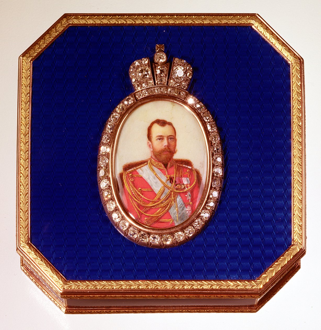 Faberge blå emaljeboks, med portrett av tsar Nicholas II av Unbekannt