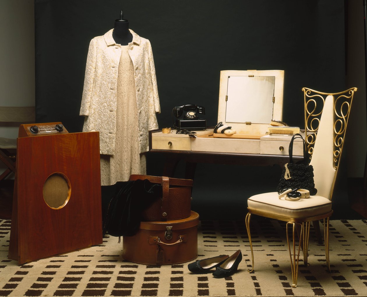 Mote og møbler fra 1920-tallet (Annees folles): engelsk radio Murphy 146, baderomsmøbler i ebene makassar (macassar) og Dominique pergament, hvitt skinnsete og banket jern, bordtelefon Monophone electric inc USA. av Unbekannt