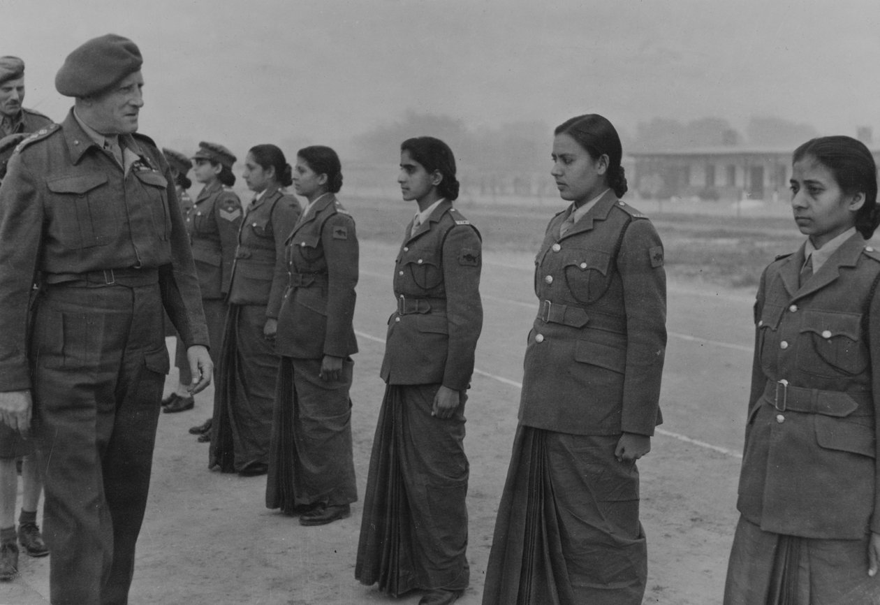 Feltmarskalk Sir Claude Auchinleck inspiserer medlemmer av Women's Auxiliary Corps, India av Unbekannt