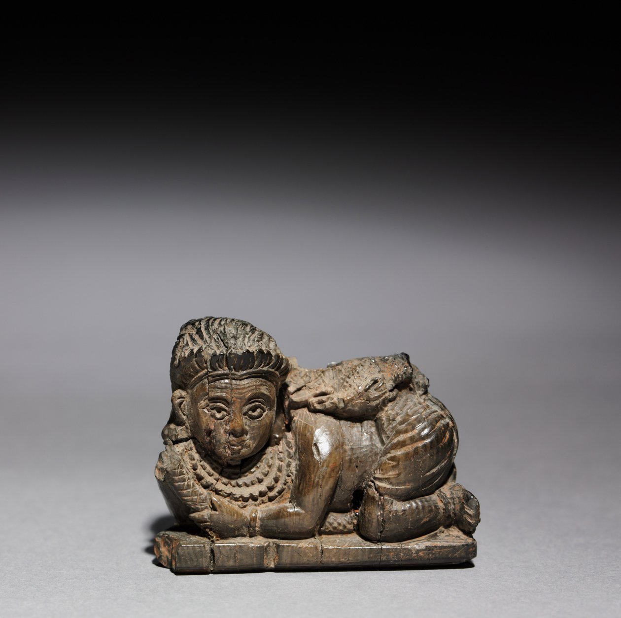 Figur av en hukende kvinne, 900-800 f.Kr av Unbekannt