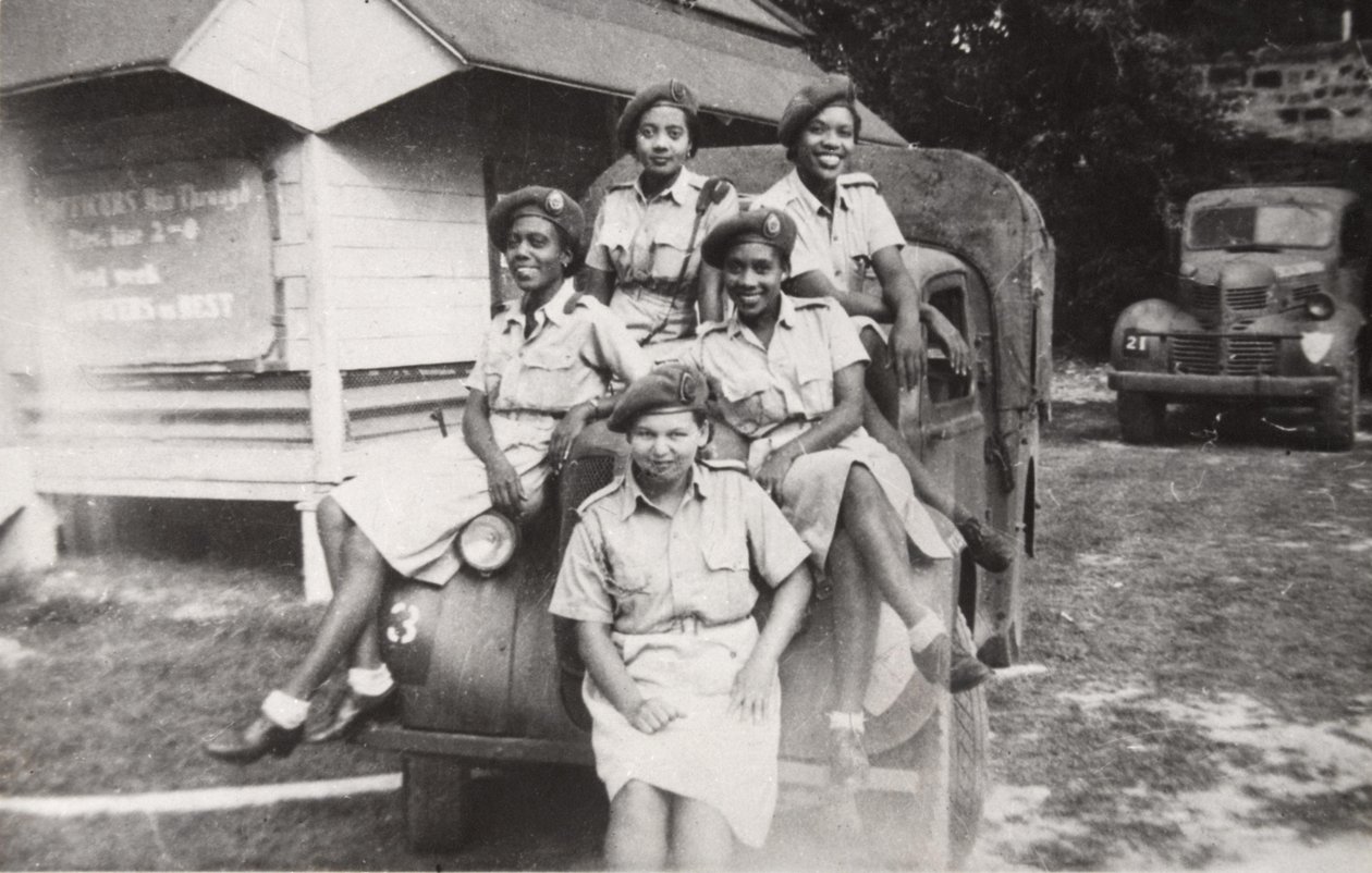 Fem medlemmer av West Indies Auxiliary Territorial Service sitter på et militærkjøretøy av Unbekannt