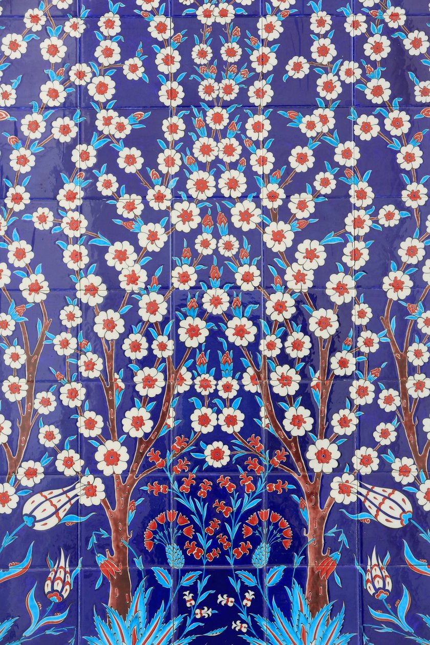 Blomster. En av de 80 Iznikpanelene - høyt dekorerte keramiske fliser som var populære på 1500-tallet - som er tydelig i Istanbuls keiserlige og religiøse bygninger. Sheikh Zayed-moskeen. 1995. Emiratet Abu Dhabi av Unbekannt