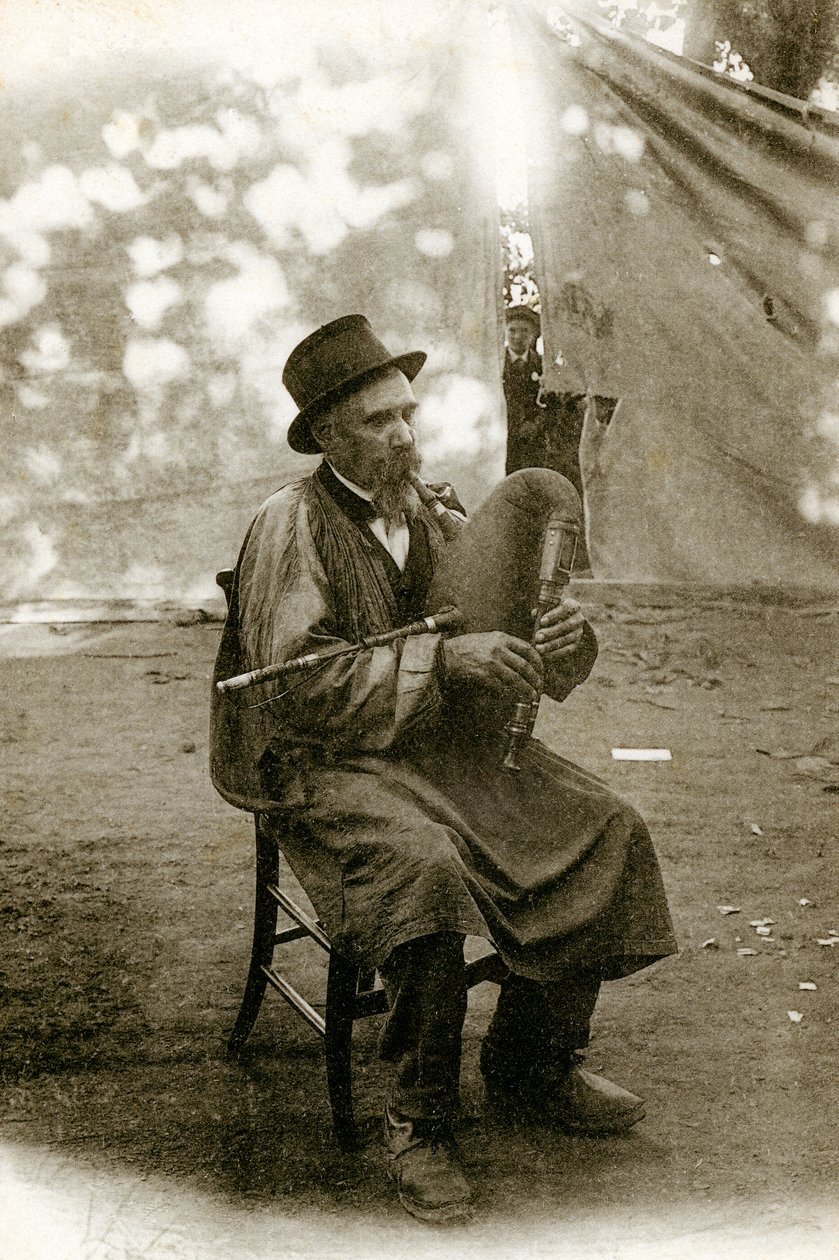 Folklore of Auvergne: musiker som spiller Chabrette, tidlig på det tjuende århundre (s/hv foto) av Alec Hunter