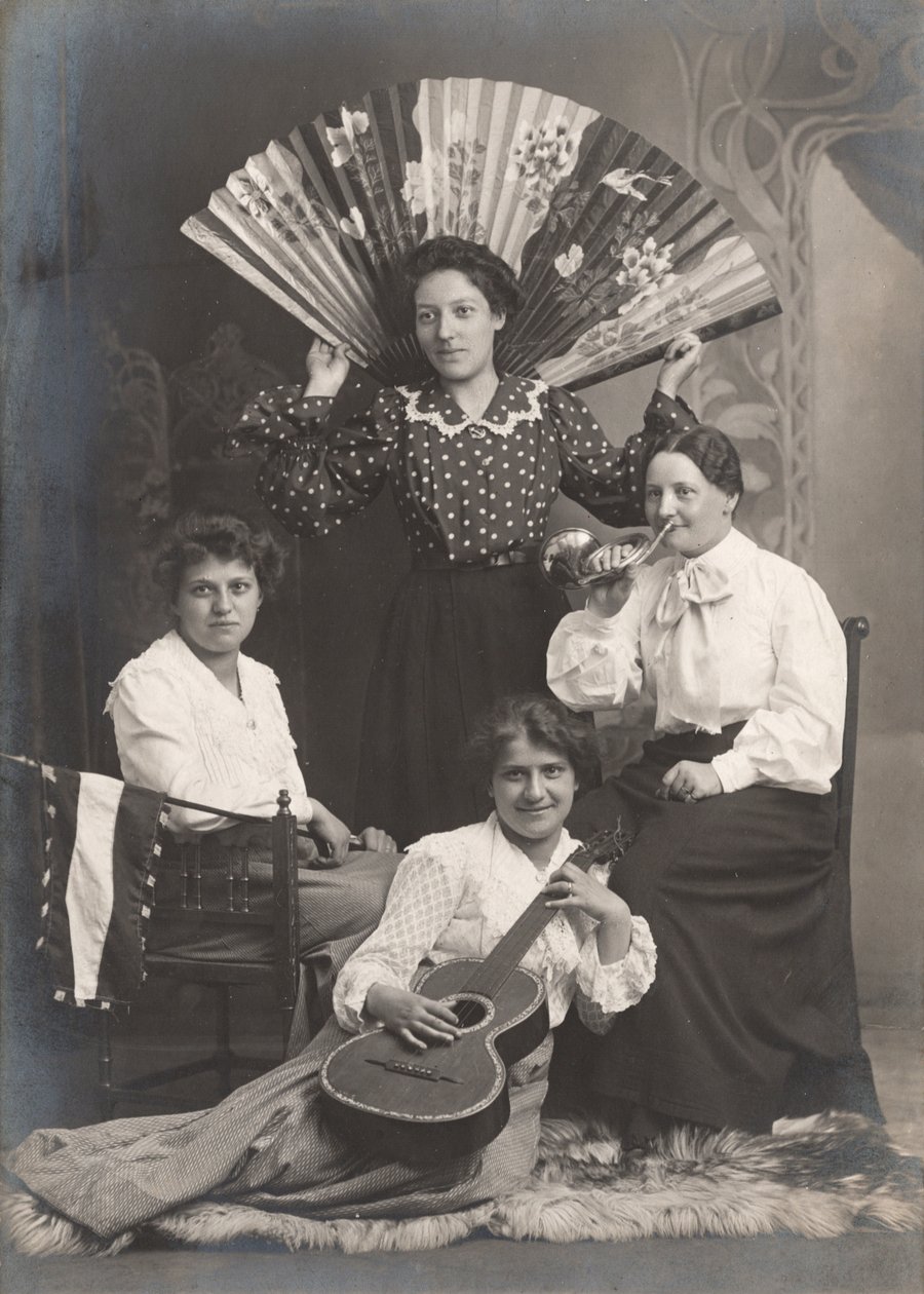 Fire damer med horn, gitar og vifte, Frankrike, ca. 1920 (s/hvitt-bilde) av Unbekannter Künstler