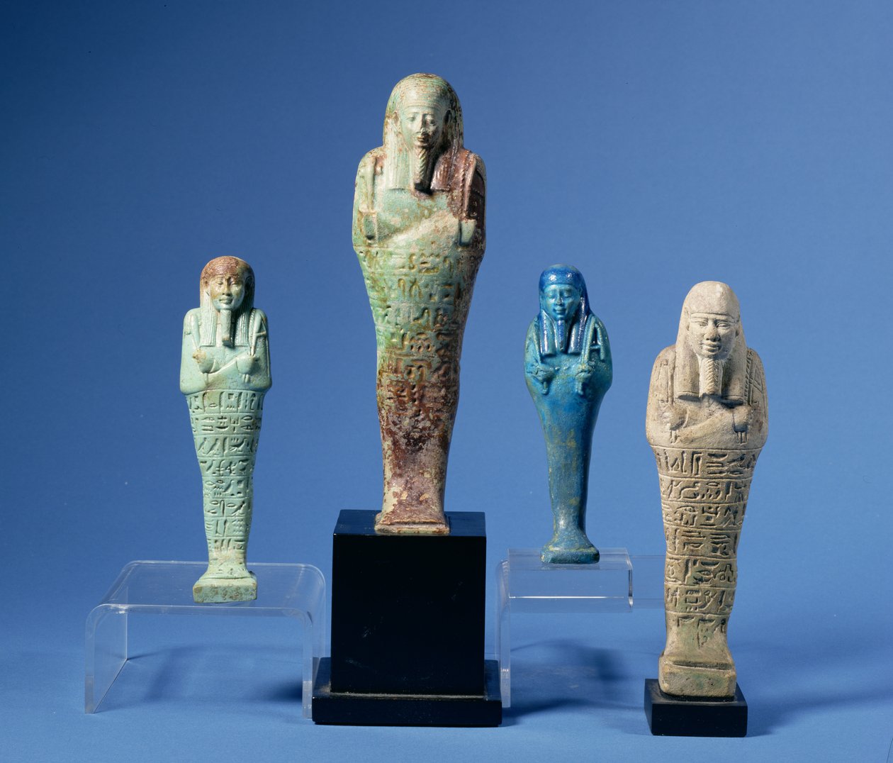 Fire grønne eller blå glasserte Shabti-figurer, tre med horisontale bånd med hieroglyfisk inskripsjon, egyptisk, datert fra det 7. til 3. århundre f.Kr. av Unbekannt