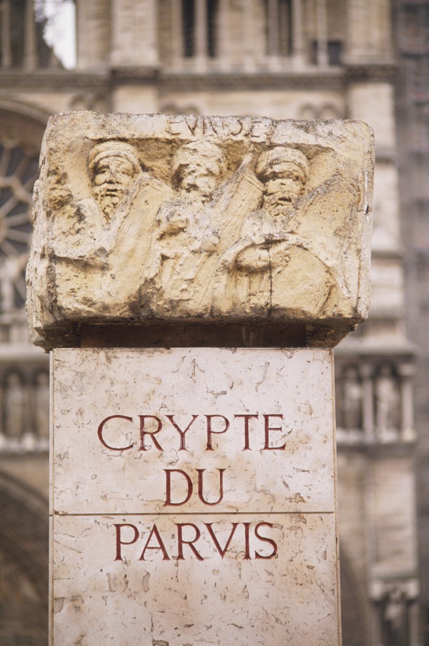 Frankrike, Paris, Crypte du Parvis-inskripsjon ved arkeologisk krypt, på Ile de la Cite, stein med inskripsjon og utskjæringer. av Unbekannt