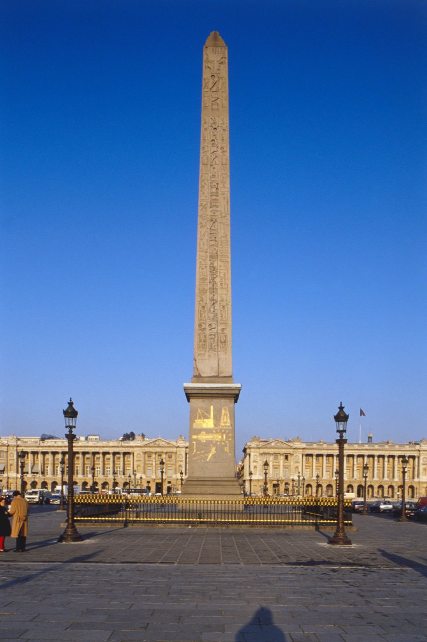 Frankrike, Paris, Obelisk av Luxor ved Place de la Concorde, egyptisk obelisk som ruver over bygningen dekket av forgylte hieroglyfiske graveringer. av Unbekannt