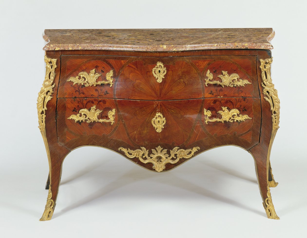 Fransk serpentinkommode med fester av forgylt bronse og marmortopp, ca. 1740 av Unbekannt