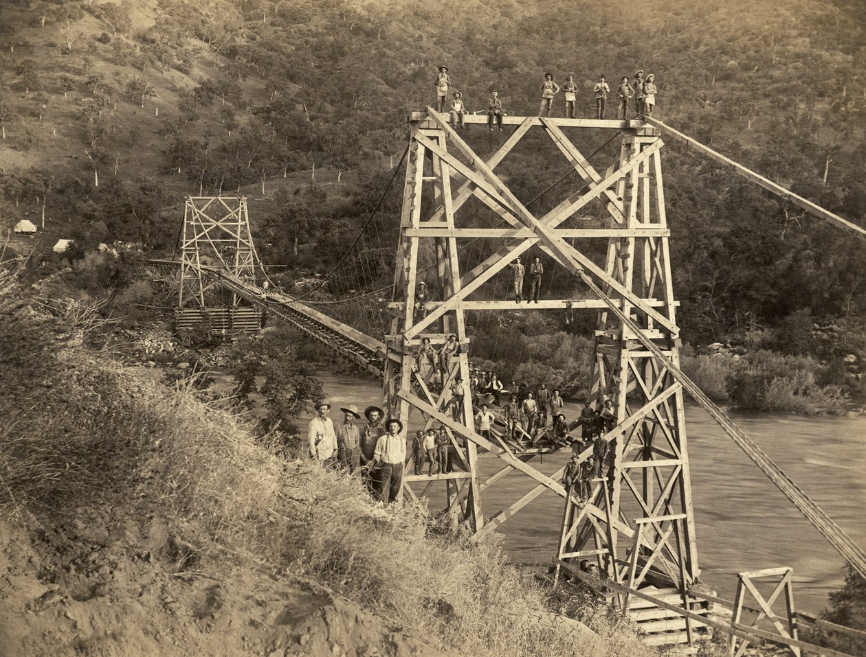 Fresno, California: 1890 Dette fotografiet av C.C. Curtis viser Smith og Moore-broen over Kings River, som er en del av flume bygget av Hiram T. Smith og Austin D.Moore, for å transportere trelast til Sierras for selskapet deres, Kings River Lumber av Unbekannt
