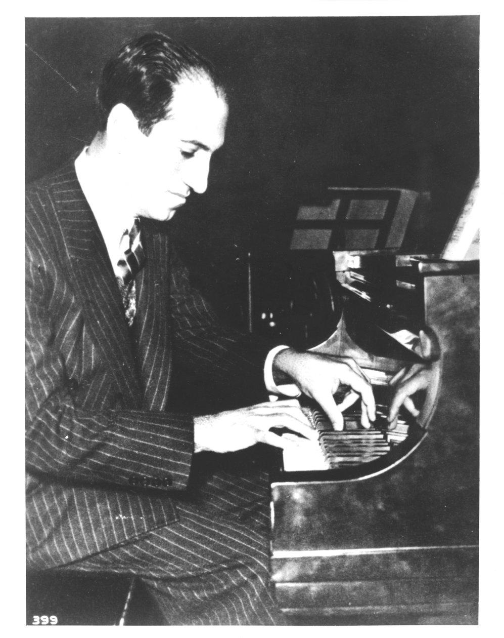 George Gershwin (1898-1937) amerikansk komponist, ved pianoet, ca. 1935 (s/hvitt-foto) av Unbekannt