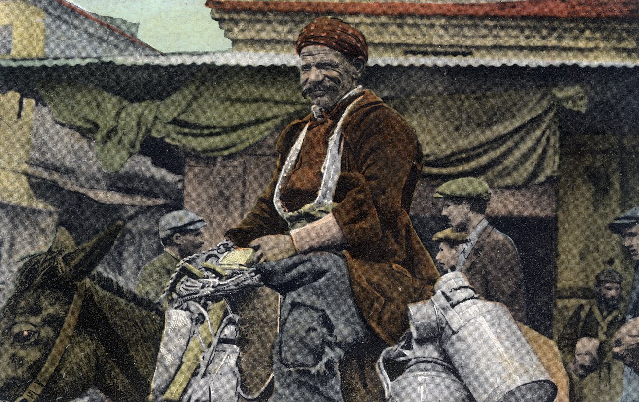 Hellas, Saloniki (eller Thessaloniki): smilende mann rir på et esel, med bokser, på marsjens plass - Postkort 1914-1918 av Unbekannt
