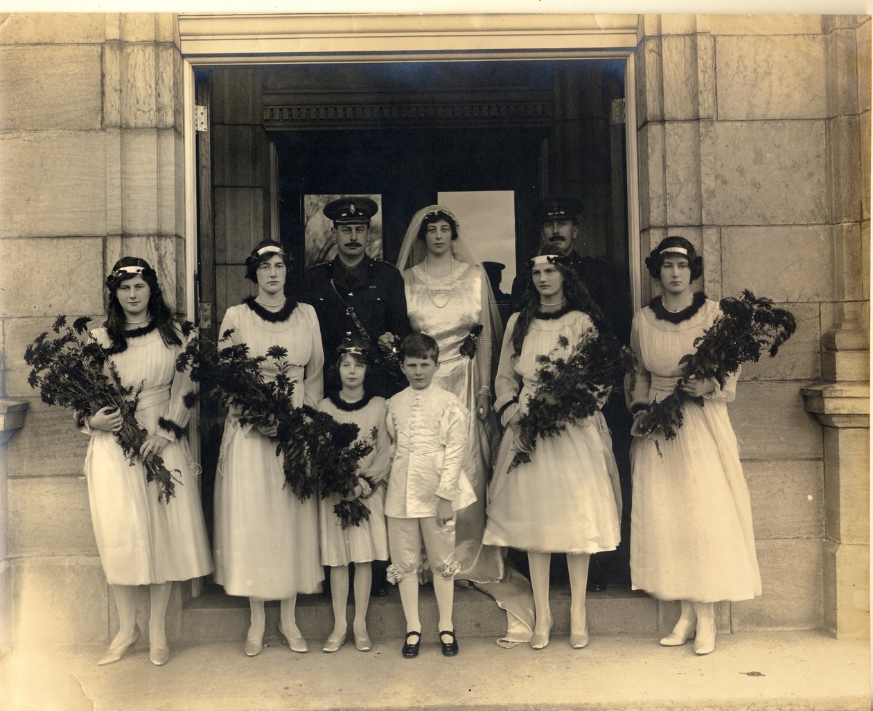 Gruppebryllupsfotografi av Lady Maud Cavendish og Captain Macintosh av William M. Timlin