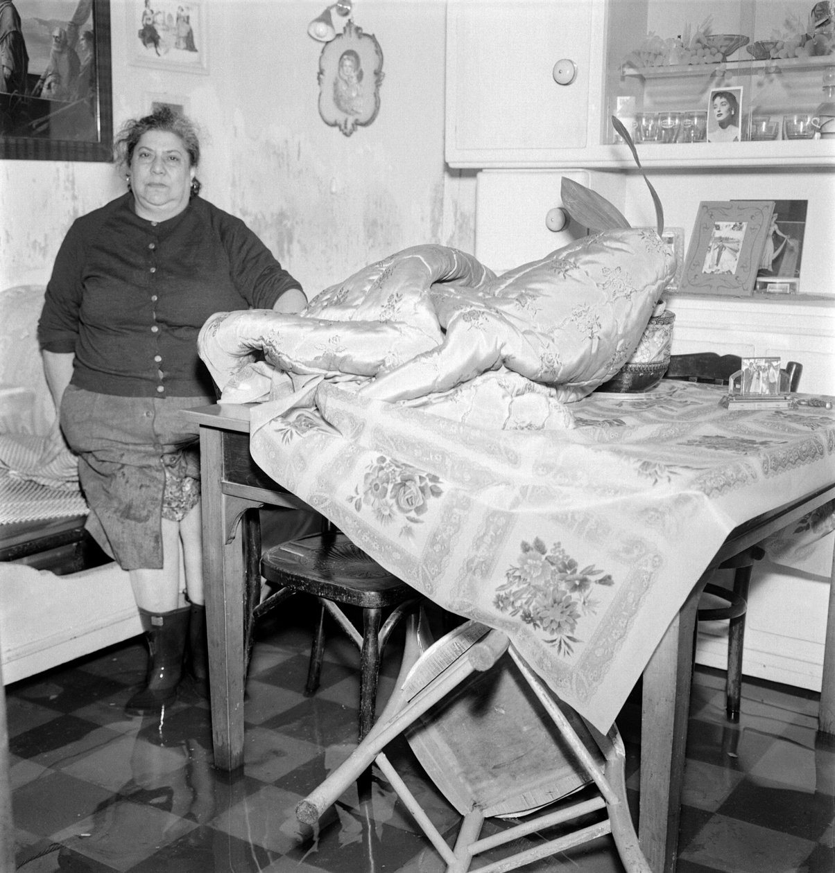 HØYTvann i Venezia (acqua alta eller flom): en beboer i huset hennes. 1962 Venezia av Unbekannt