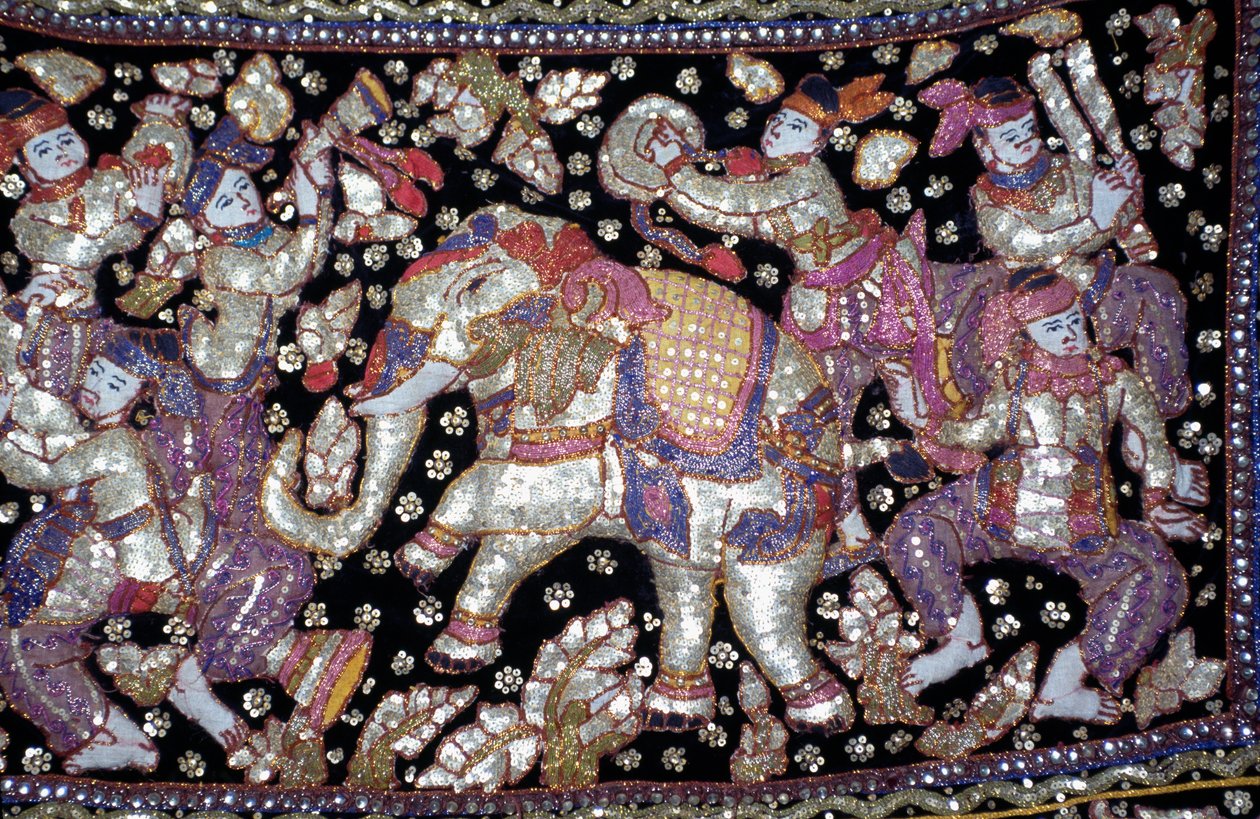 Håndlaget brodert stoff som viser riddere, damer og elefanter, Ratchaburi, Thailand av William M. Timlin