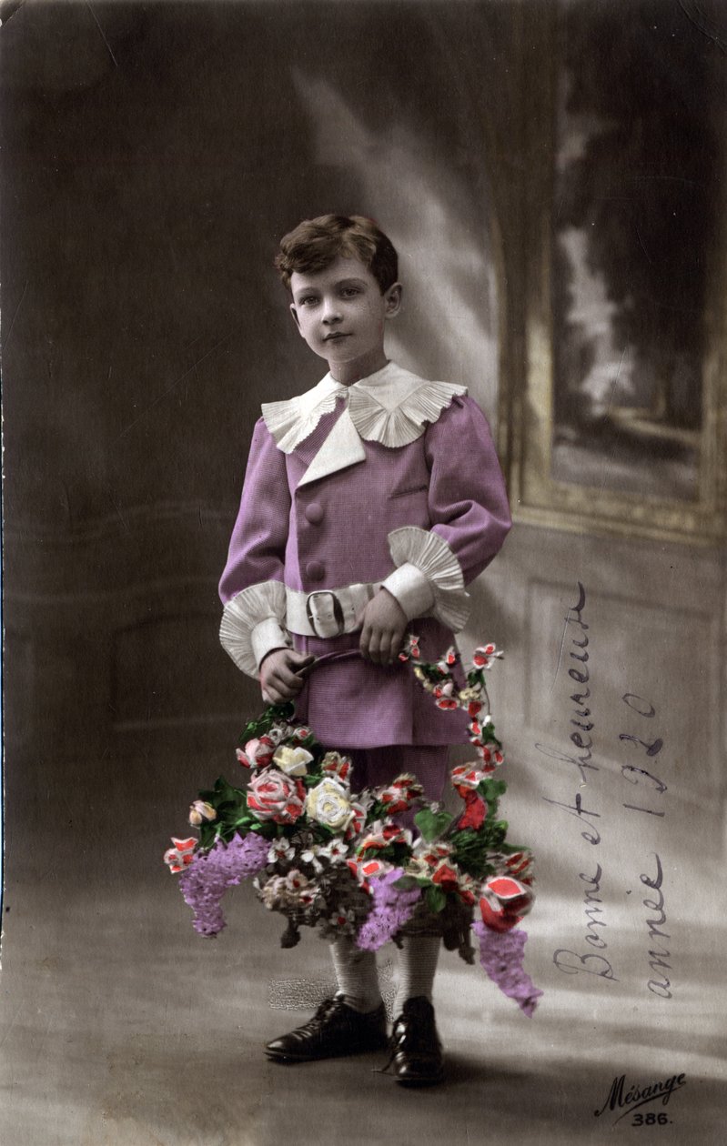 Godt nyttårskort: Et barn som holder en kurv med blomster - Postkort datert 1920 av Unbekannt