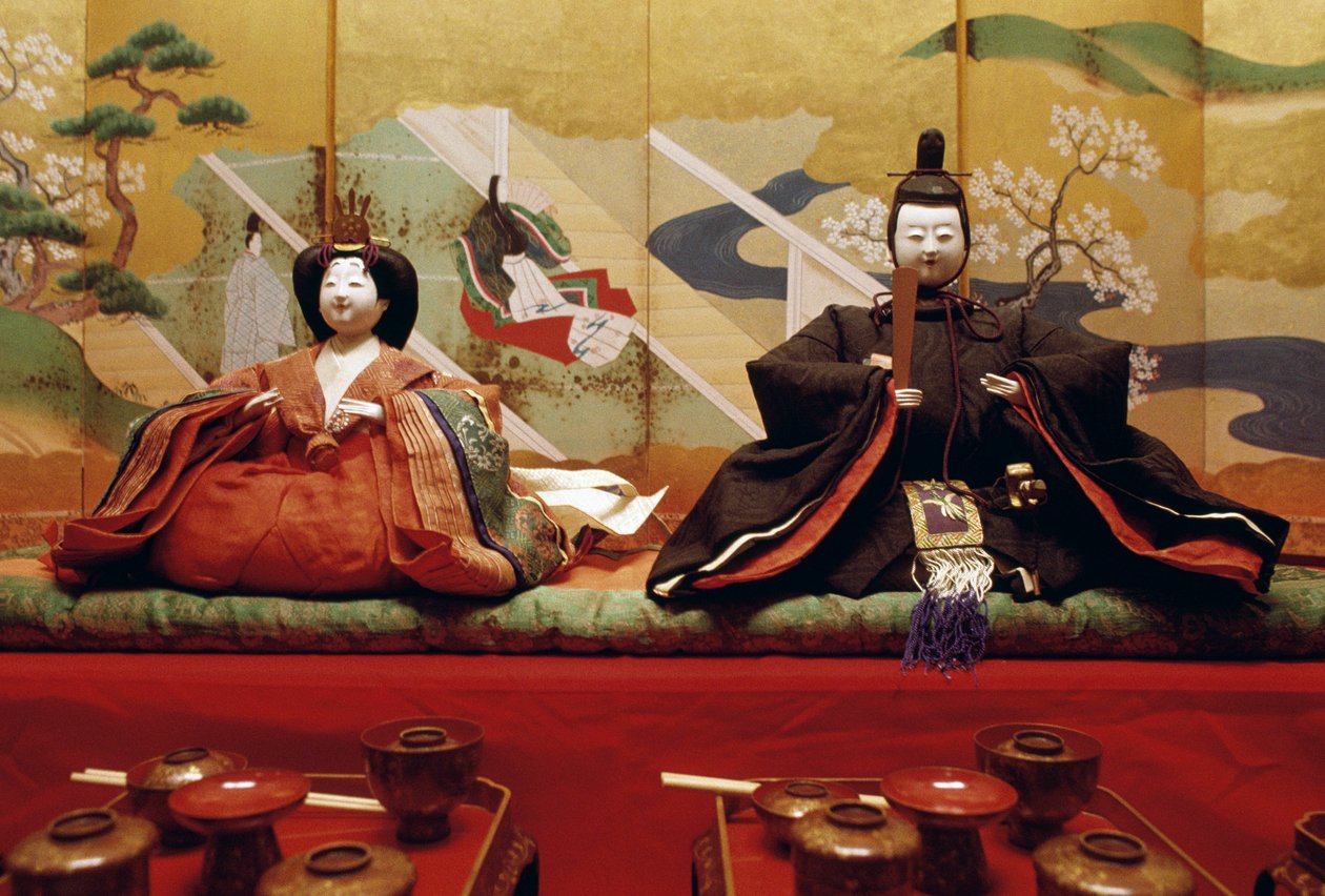 Hina-dukker, laget i washi, tradisjonelt japansk papir, iført raffinerte, elegante klær, adelig eller kongelig familie fra Heian-perioden, Kurashiki, japansk sivilisasjon av Benjamin Baud