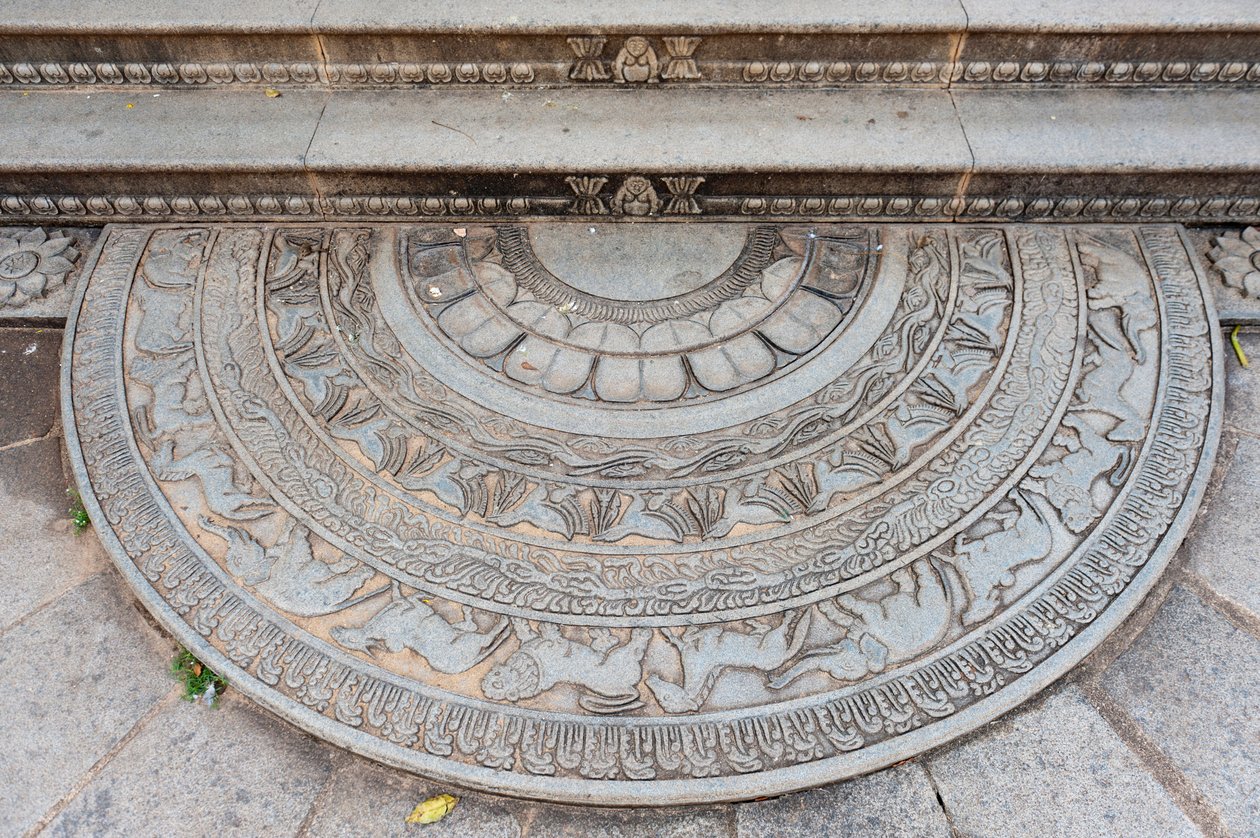 Historisk steinrelieff; dekorativ stein dekorert med dyr ved foten av en trapp; månestein ved Jaya Sri Maha Bodhi; Anuradhapura; Sri Lanka; Asia av Unbekannt