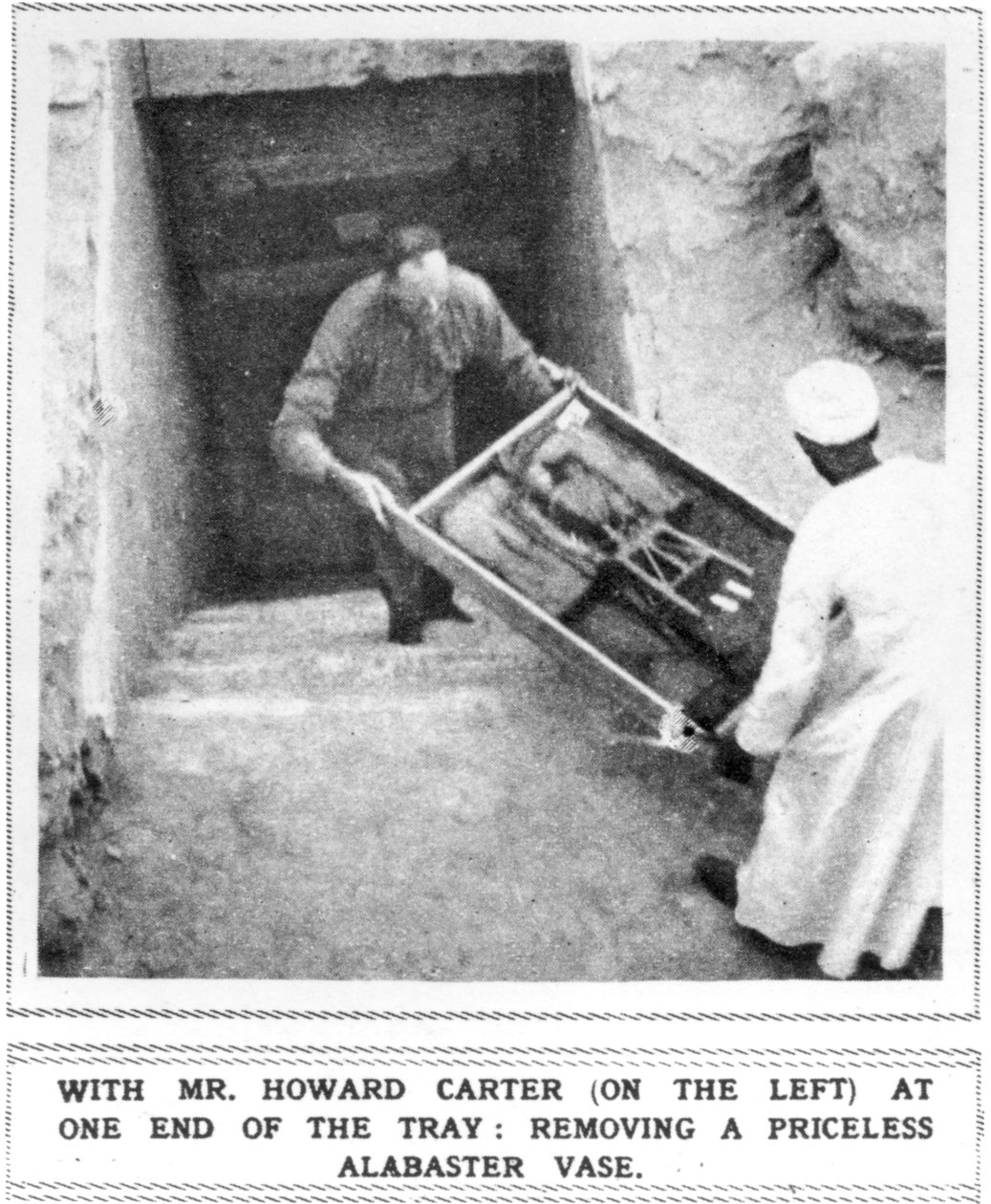 Howard Carter (1874–1939) Fjerner skatter fra Tutankhamons grav av Unbekannt