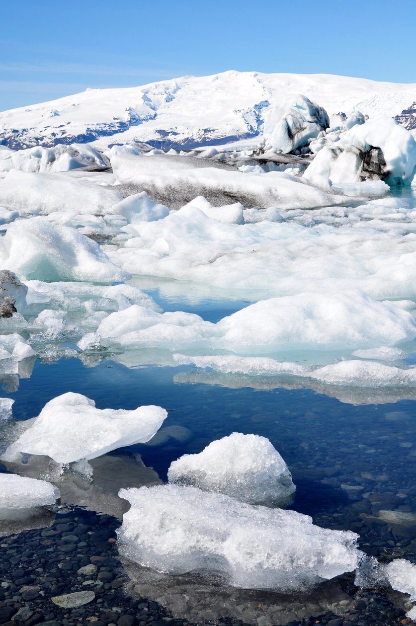 Isfjell og isflak ved Jokulsarlon Glacier Lagoon, Island (bilde) av Unbekannter Künstler