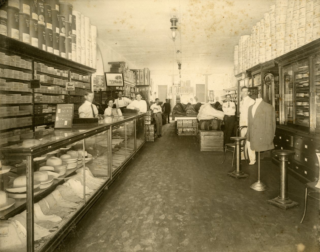 Interiør i John Sewell & Co. Shoe Store på 304-6 12th Avenue (Flagler Street), ca. 1910 (s/hvitt-bilde) av Unbekannt