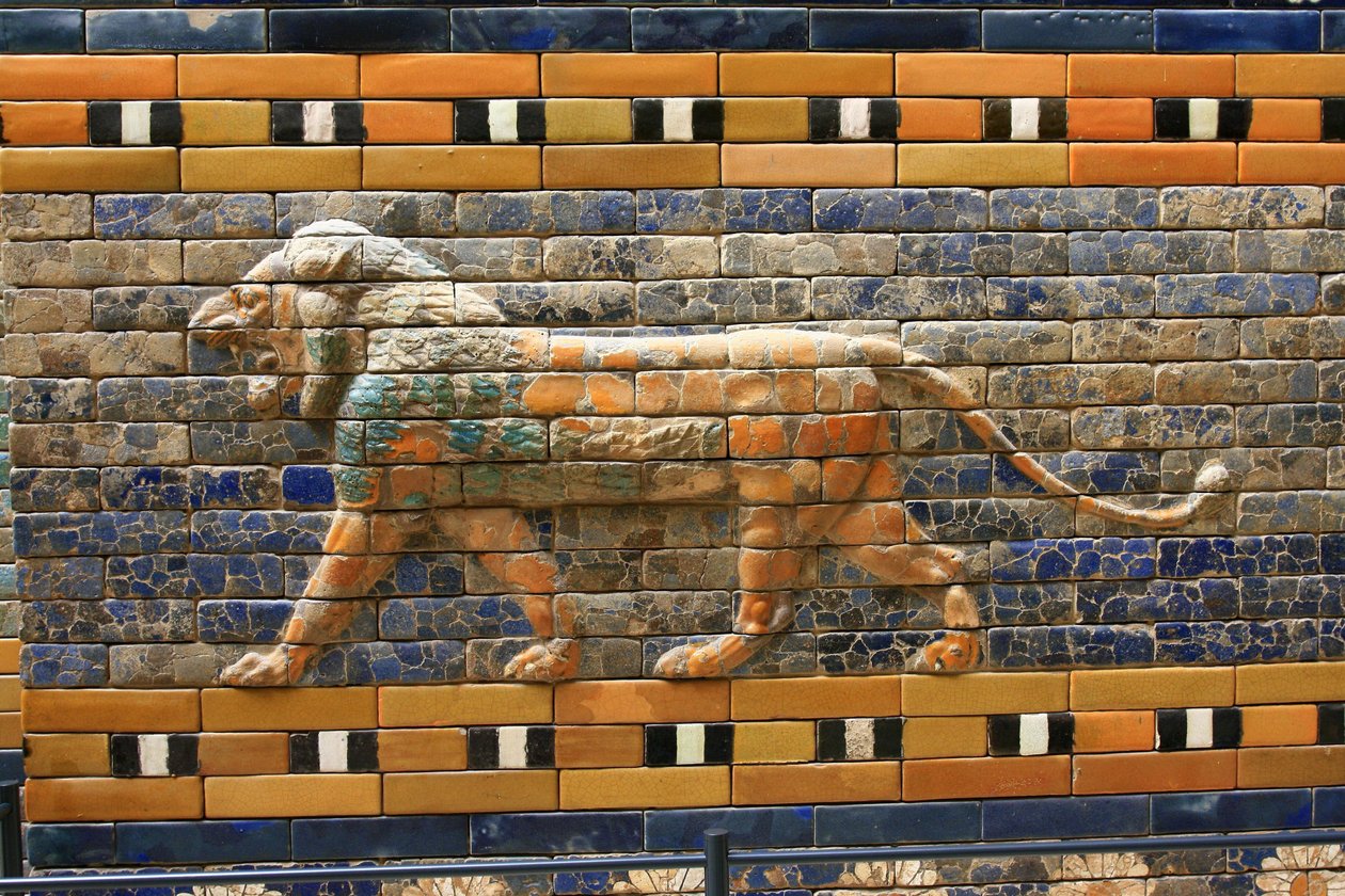 Ishtar-porten som opprinnelig tilhørte Temple of Bel, bygget i Babylon (Irak) av kong Nebuchadnezzar II - Ishtar-porten, detalj, Pergamon-museet, Museumsøya, Berlin, Tyskland, Europa av Unbekannter Künstler