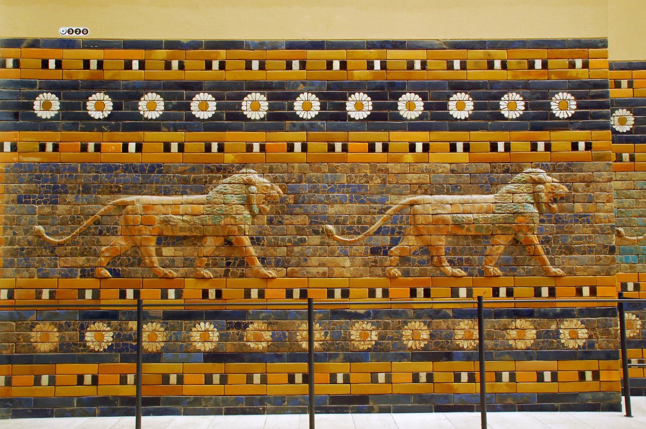 Ishtar-porten som opprinnelig tilhørte Temple of Bel, bygget i Babylon (Irak) av kong Nebuchadnezzar II - Ishtar Gate Processional Way Pergamon-museet, museumsøya, Berlin, Tyskland av Unbekannter Künstler