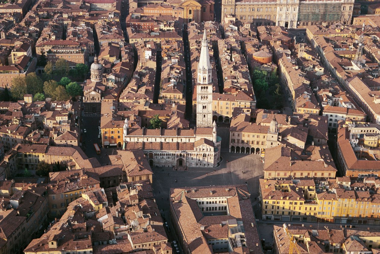 Italia, Emilia Romagna, Modena, luftfoto av byen med katedralen av Benjamin Baud