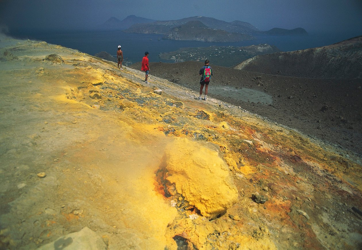 Italia, Sicilia, De eoliske øyer, Messina, Vulcano-øya, svovelholdige fumaroler og Lipari-øya i bakgrunnen av Benjamin Baud