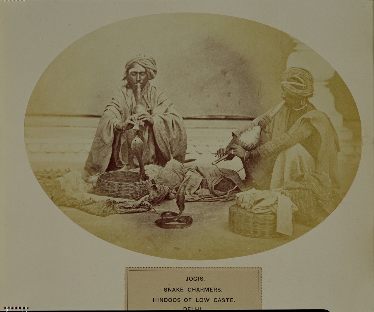 Jogis eller Snake Charmers, lavkaste hinduer fra Delhi, no. 205 fra "Faces of India", pub. 1872 (sepia-bilde) av Unbekannt