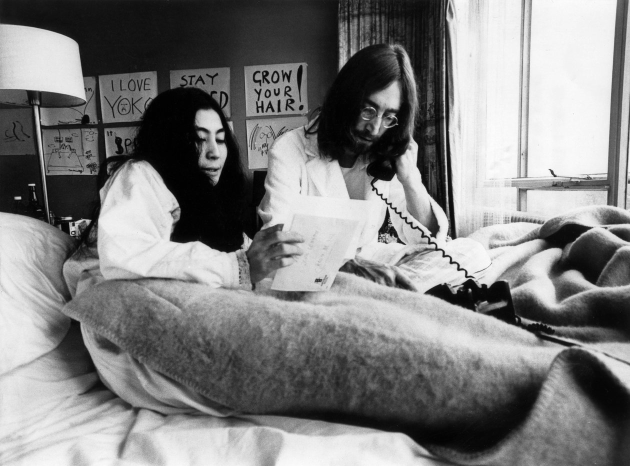 John Lennon og Yoko Ono på Hilton Hotel i Amsterdam, 25. mars 1969 (s/hvitt-bilde) av Unbekannt