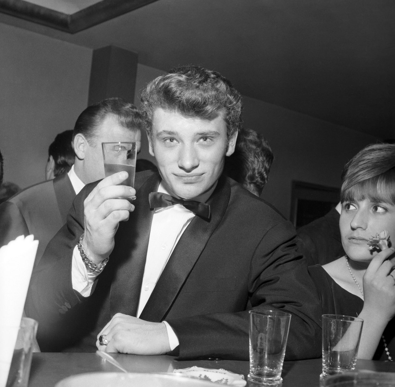 Johnny Hallyday tar en cocktail i baren, Cortina d