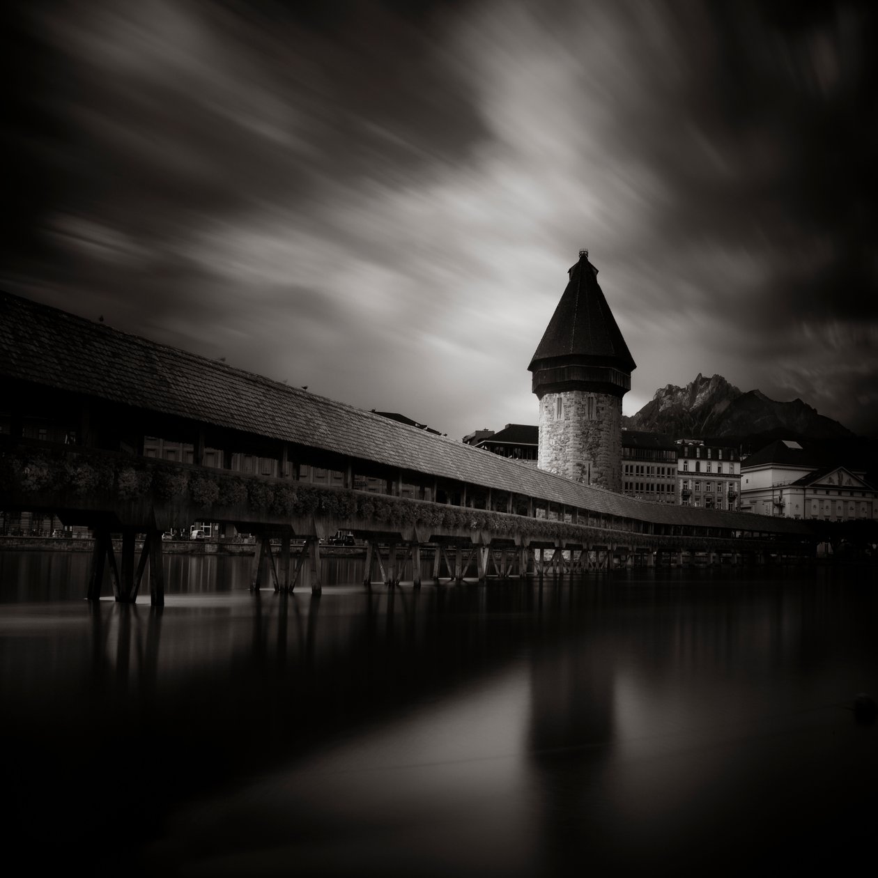 Kapellbrücke, Lucerne, Sveits, 2013 (s/hvitt-bilde) av Leopold Blonder