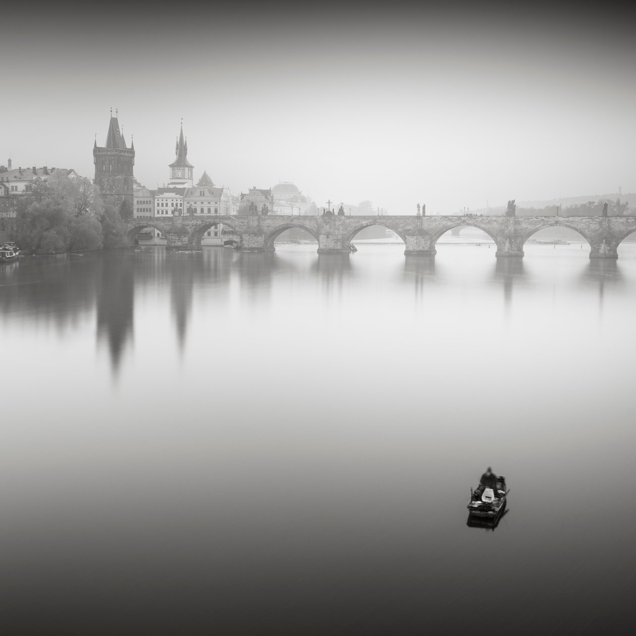 Karlsbroen, Studie 2, Praha, Tsjekkia, 2015 (s/hvitt-bilde) av Leopold Blonder