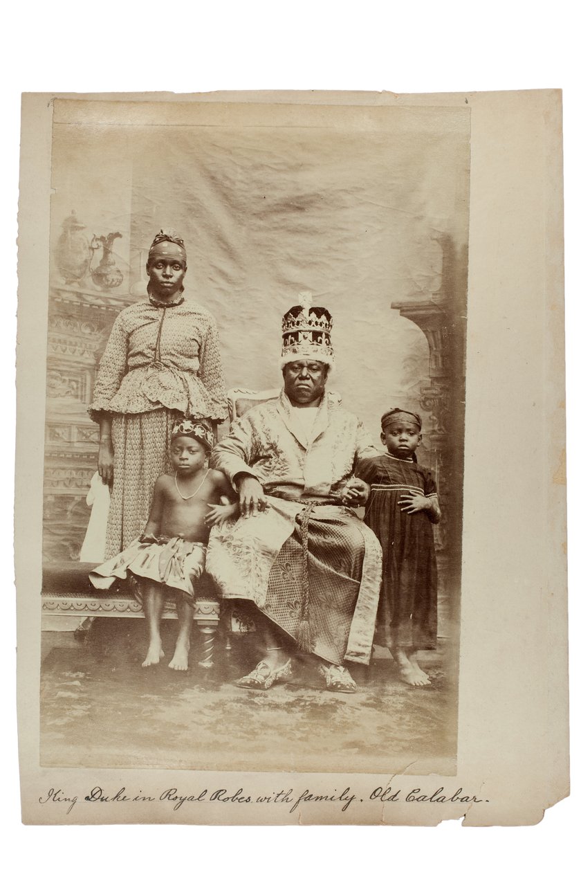King Duke i kongelige kapper med familie, Old Calabar, Nigeria, ca. 1890 (albumintrykk) av Unbekannt