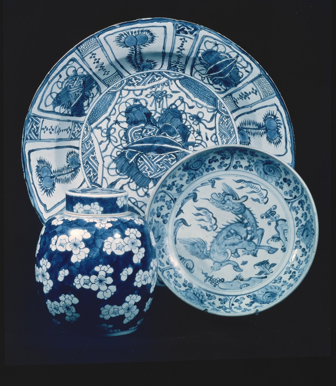 Kraak porselensfat, Wan Li-perioden (1573-1619); provinsiell rett, tidlig på 1500-tallet; ingefærkrukke i blått og hvitt porselens, K