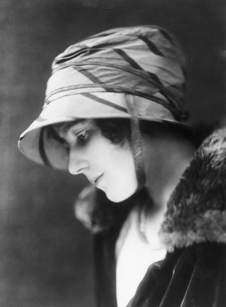 Lady Elizabeth Bowes-Lyon (1900-2002), ca 1920-tallet av Unbekannt