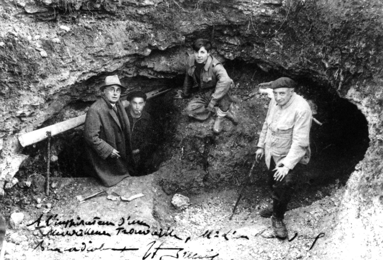 Leon Laval, Marcel Ravidat, Jacques Marsal og abbed Breuil ved inngangen til grotten i Lascaux, Montignac, Frankrike av Unbekannt
