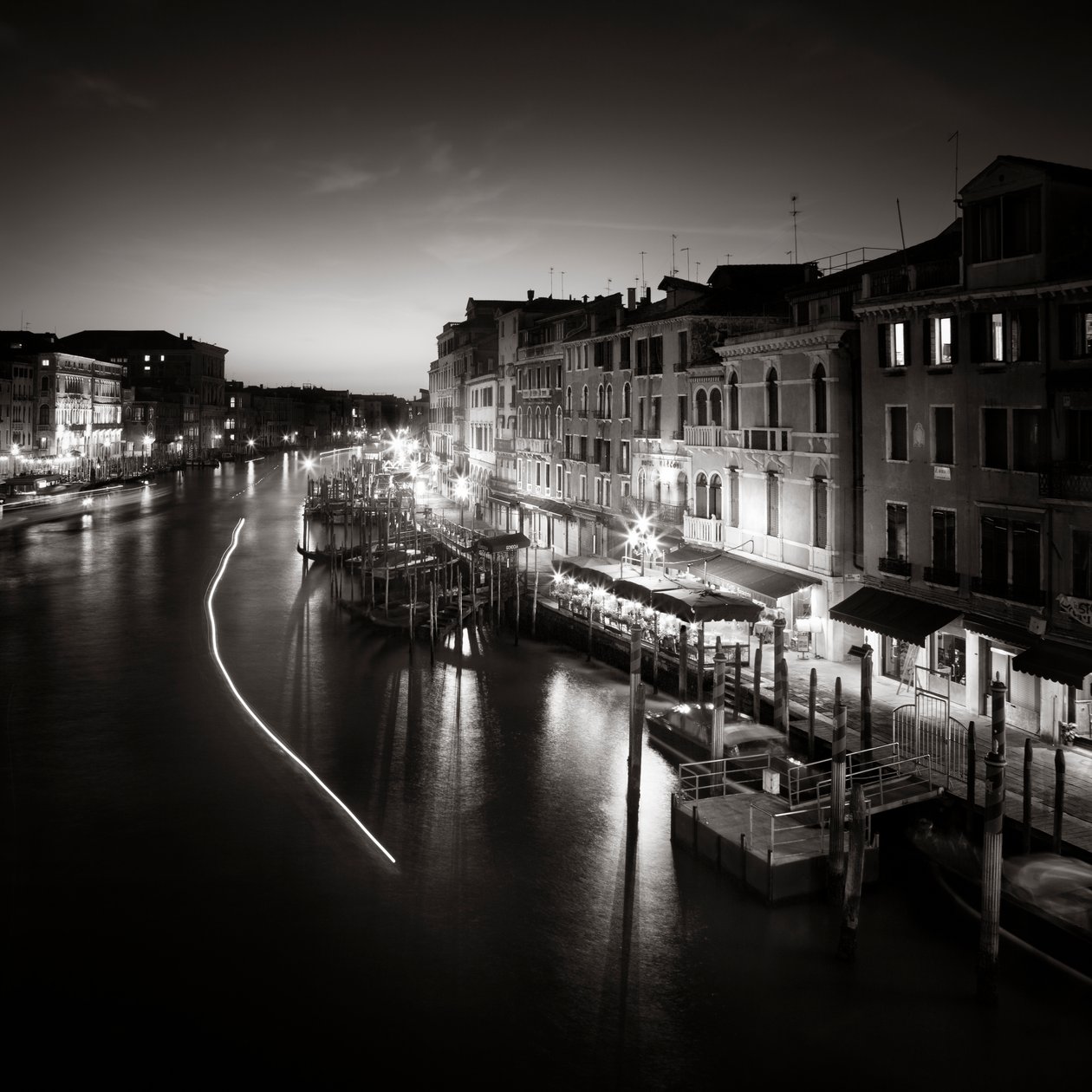 Light Traffic, Venice, Italy, 2013 (b/w photo)   1340562   no       norwegian Successfully Translated  Original: Amid the Flowers 3, 2021 (b/w photo) Translat: Amid the Flowers 3, 2021 (b/w photo) 1314974 no norwegian Successfully Translated Original: Fond av Leopold Blonder