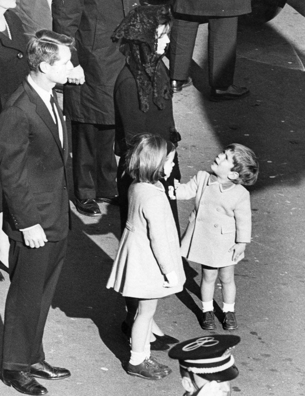 Lille John Kennedy ser opp på moren sin, som for å si: 