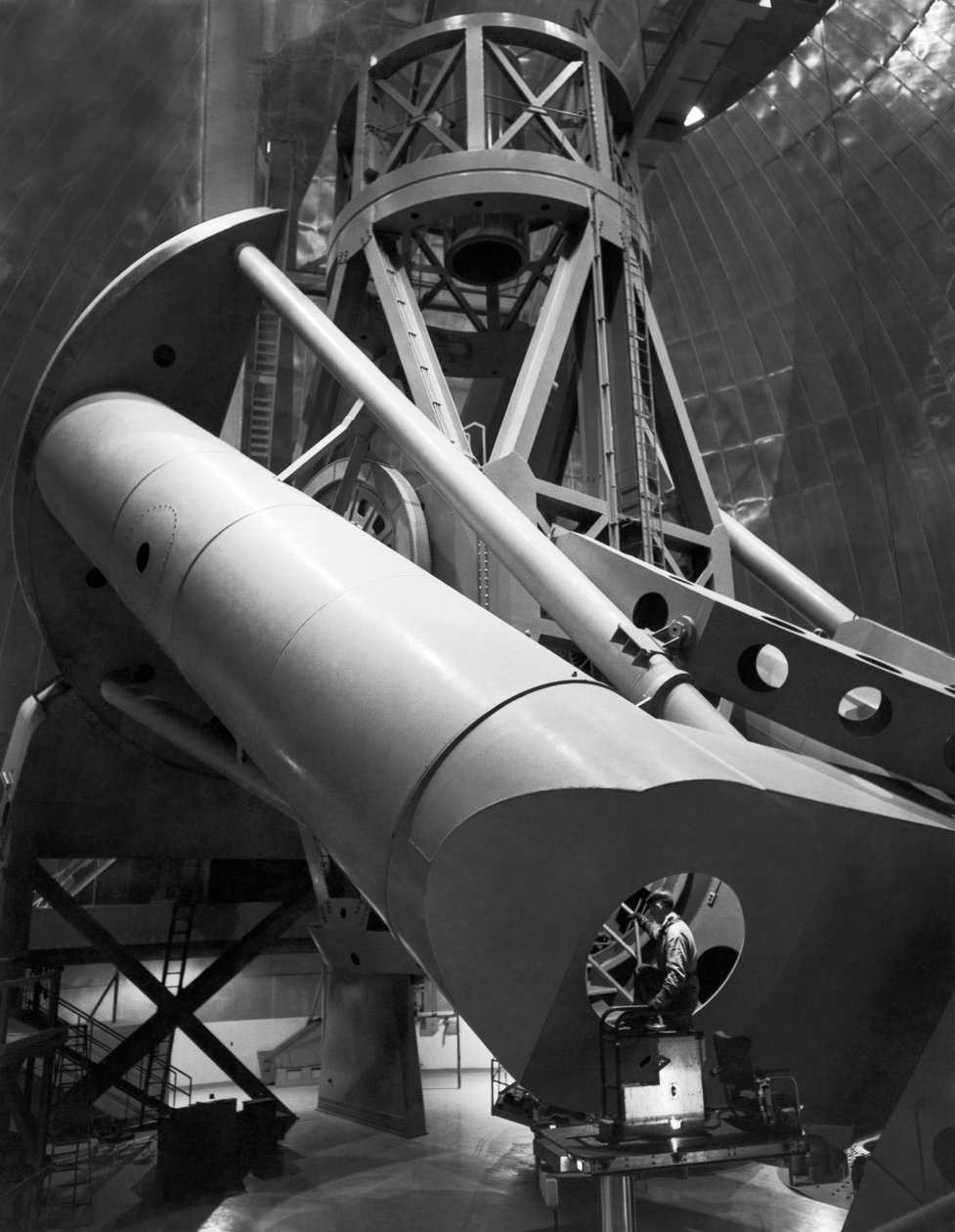 Los Angeles, California: 1949 Del av interiøret til Mt. Palomar Observatory. (s/hvitt bilde) av Unbekannt
