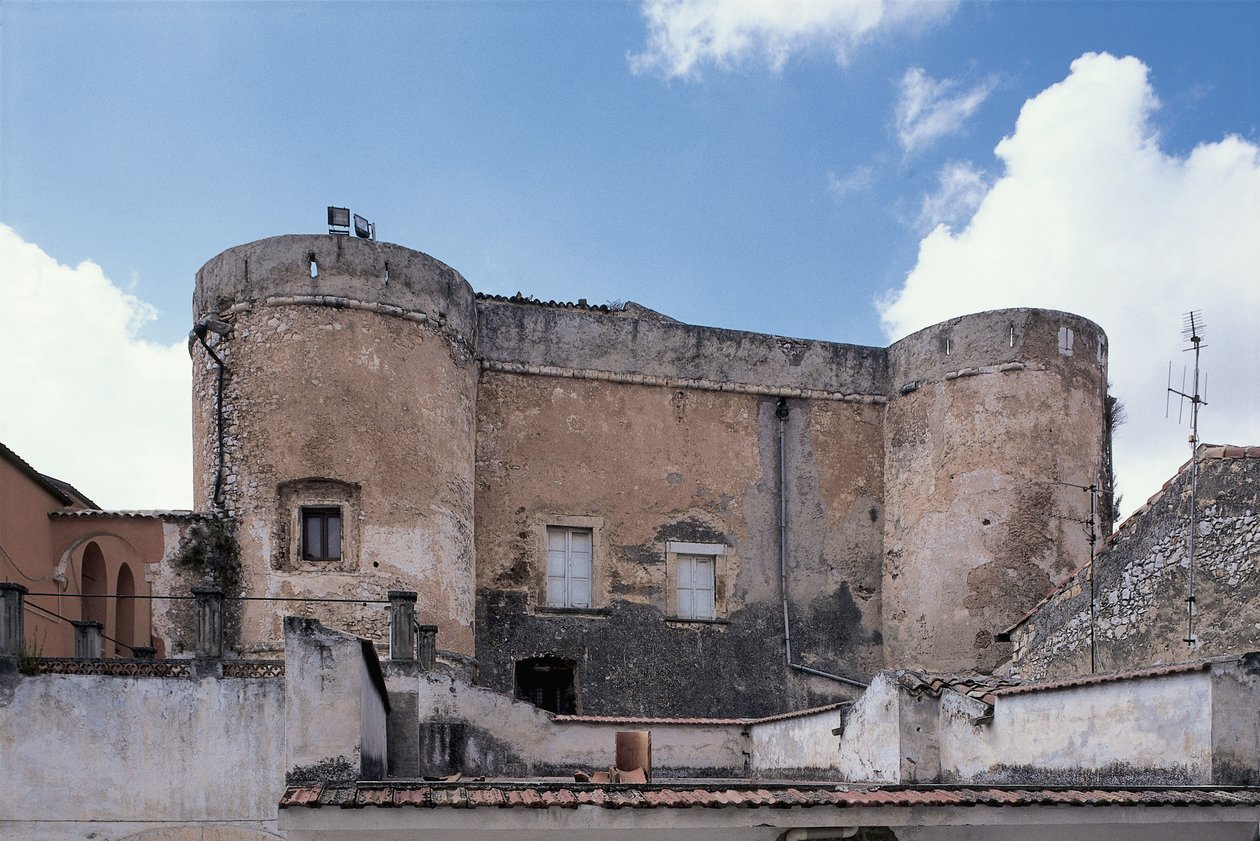 Lav vinkel utsikt over et slott, San Nicandro Garganico, Gargano nasjonalpark, Puglia, Italia av Benjamin Baud