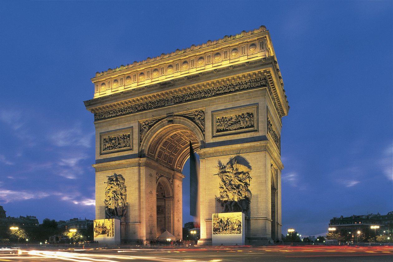 Lav vinkelvisning av en bue, Triumfbuen, Paris, Frankrike av Benjamin Baud