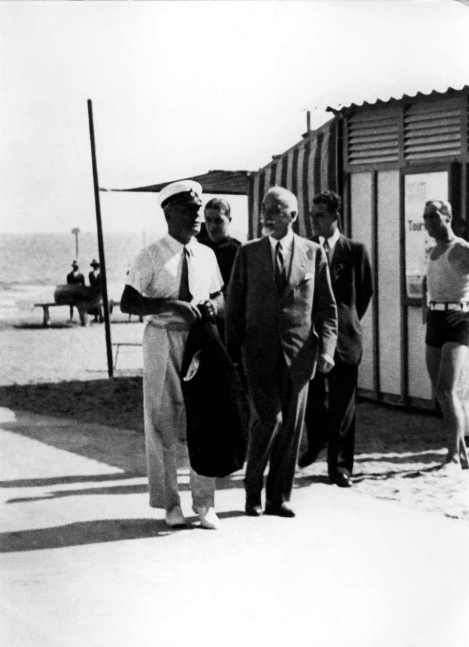 KINOUTSTILLING år 1930: dupen BENITO MUSSOLINI på LIDO med grev GIUSEPPE VOLPI DI MISURATA Venezia av Unbekannt